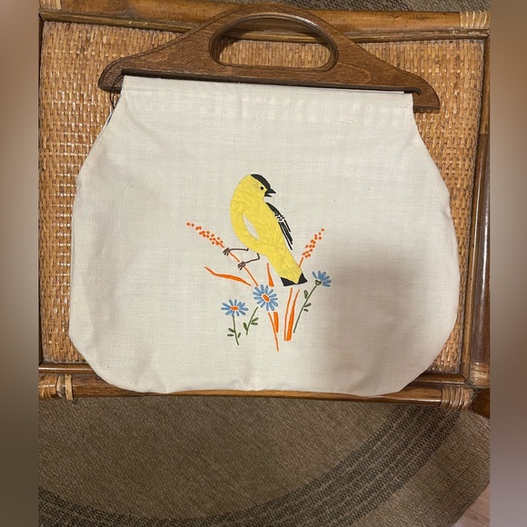 Mid-century vintage handmade purse w/ embroidered bird and wooden handle - Picture 5 of 12